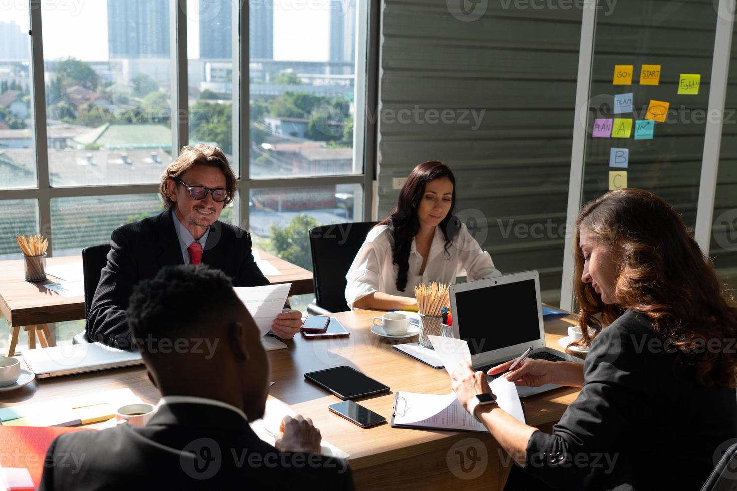 equipo de negocios trabajando juntos en la reunión foto