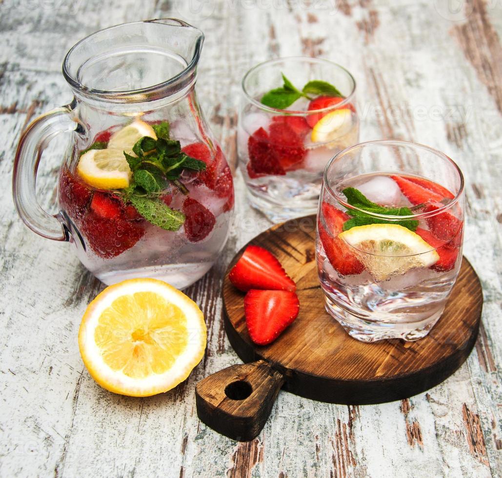 Lemonade with srtawberries photo