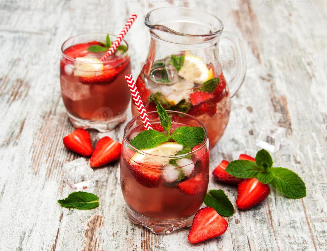 Lemonade with srtawberries photo