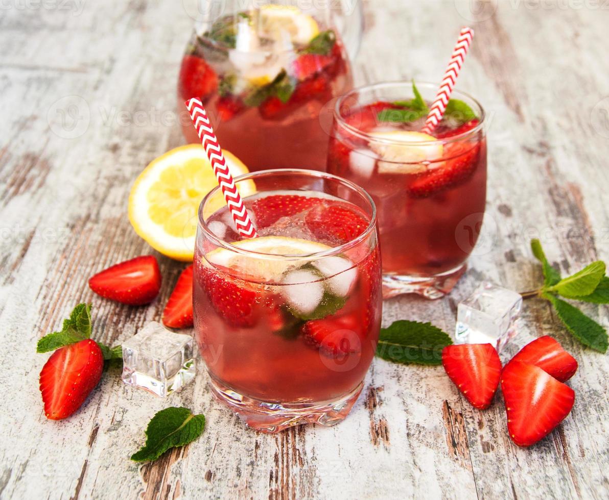 Lemonade with srtawberries photo