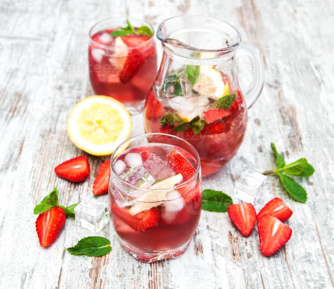 Lemonade with srtawberries photo