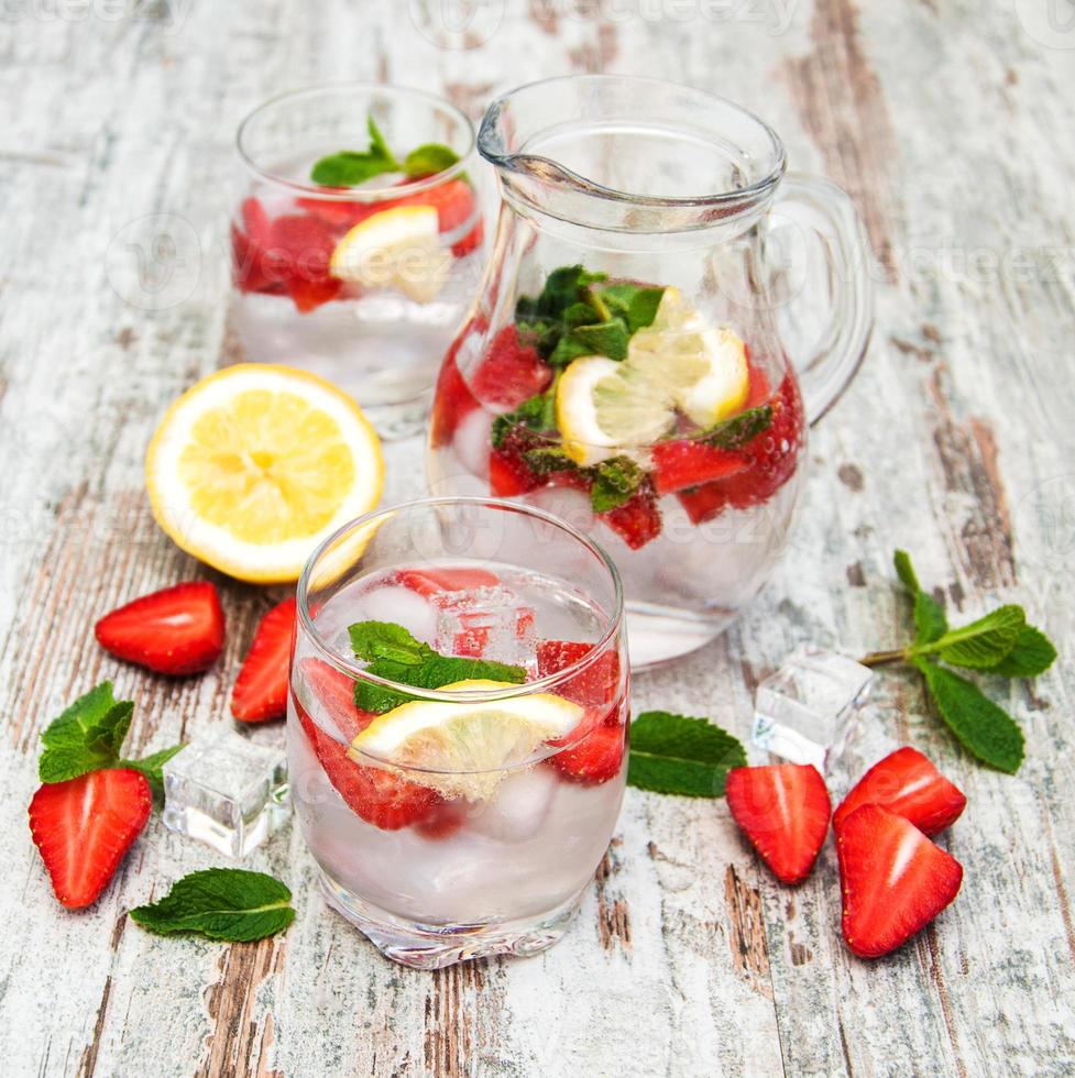 Lemonade with srtawberries photo