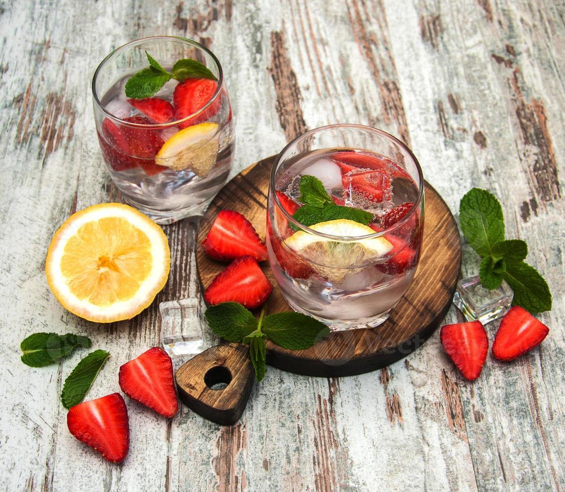 Lemonade with srtawberries photo