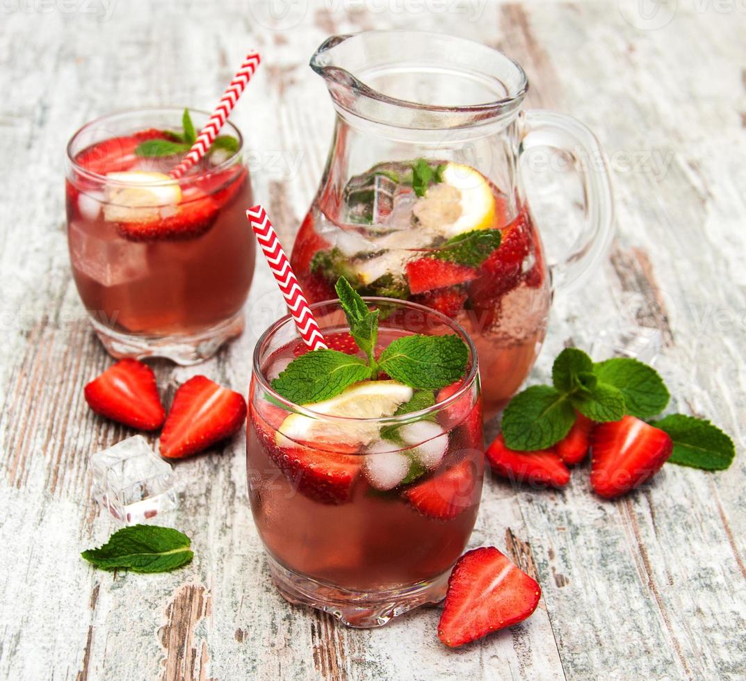 Lemonade with srtawberries photo