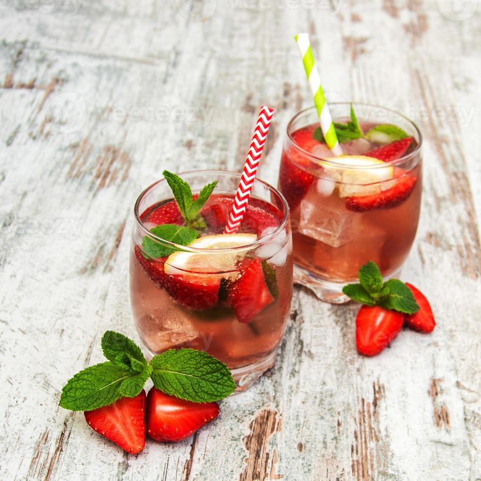 Lemonade with srtawberries photo