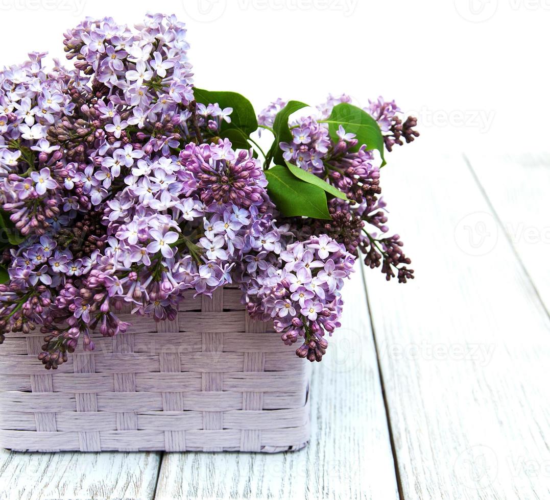 flores lilas en la mesa foto