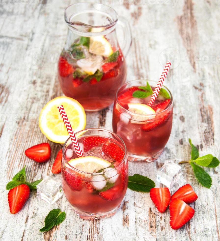Lemonade with srtawberries photo