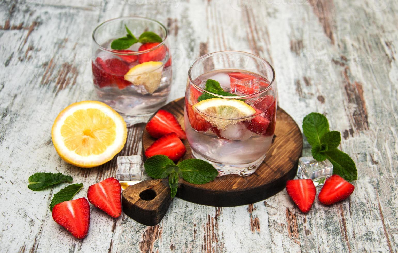 Lemonade with srtawberries photo