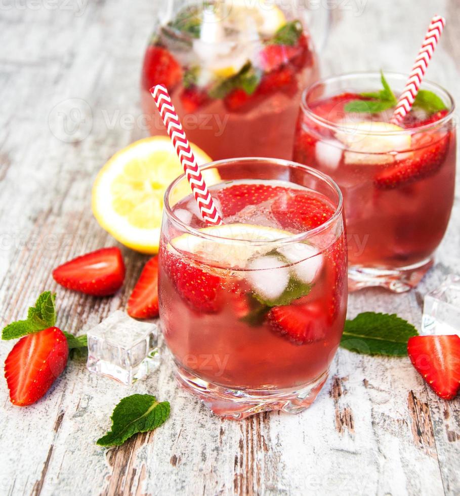 Lemonade with srtawberries photo