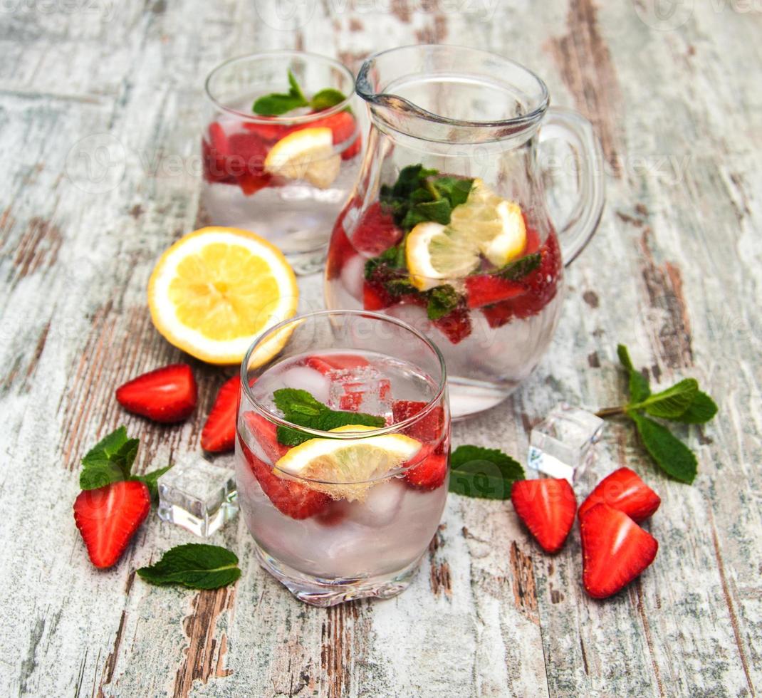Lemonade with srtawberries photo