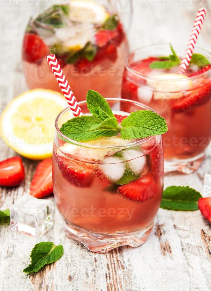 Lemonade with srtawberries photo