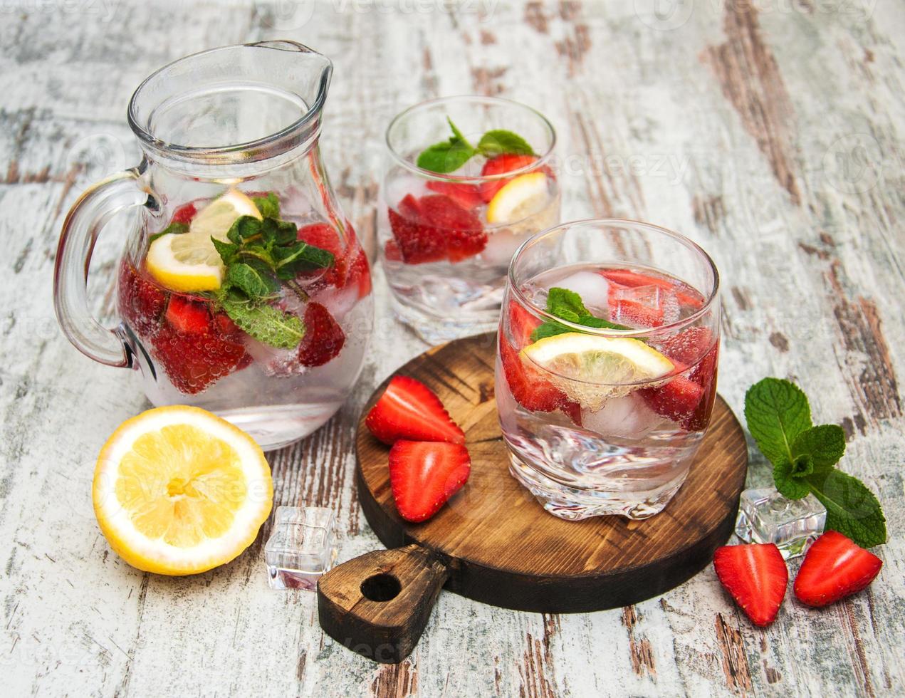 Lemonade with srtawberries photo