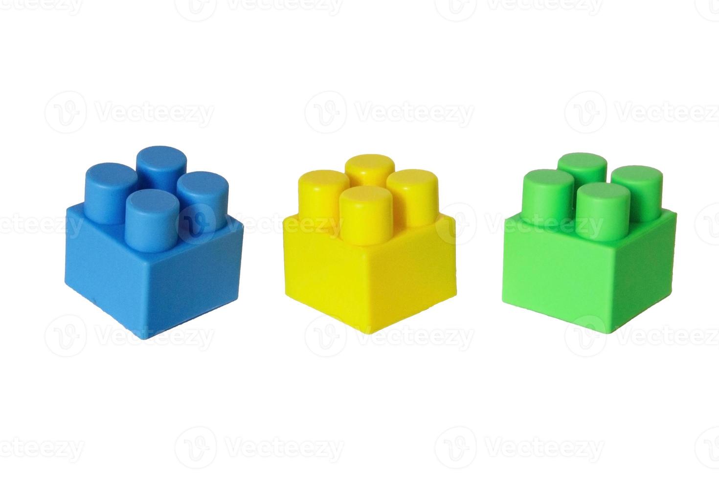 detalles de un constructor de plástico para niños sobre un fondo blanco. cubos de colores cuadra. foto