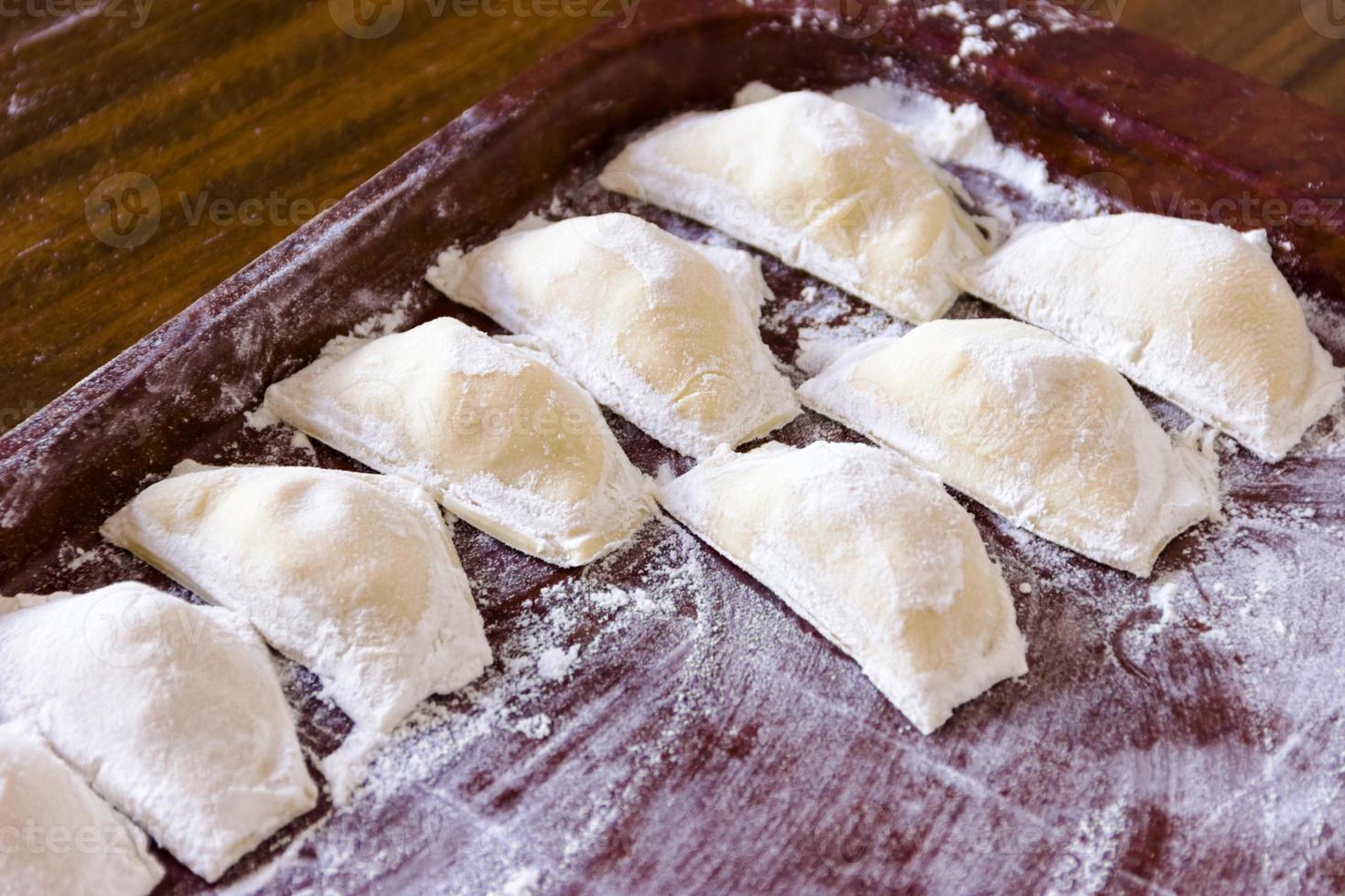 pelmeni tradicional o bola de masa hervida en la tabla de cortar. foto