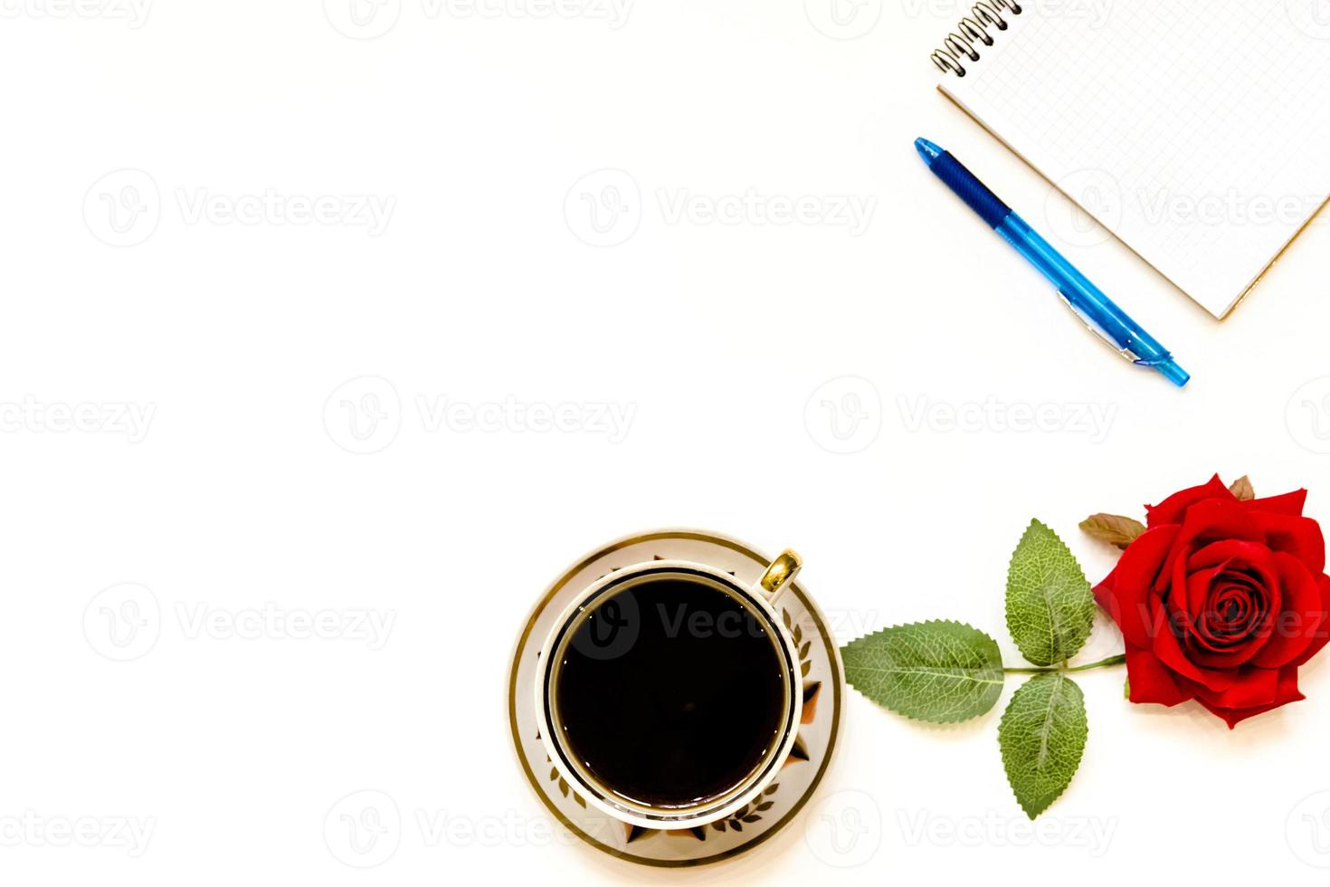 taza de café y cuaderno abierto sobre fondo blanco foto