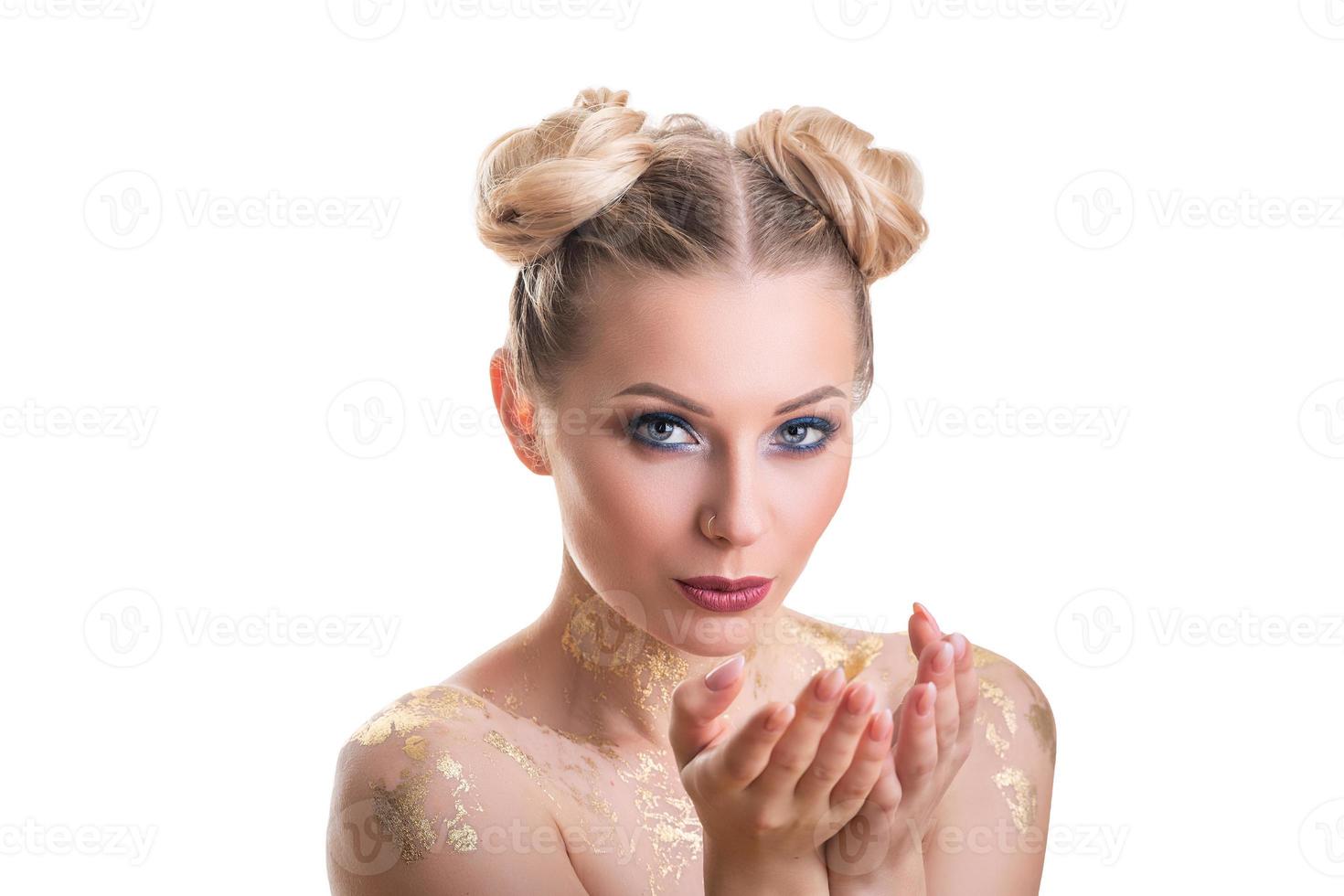 retrato de cara de mujer de belleza. hermosa chica modelo de spa con una piel limpia y fresca perfecta. mujer rubia mirando a la cámara y sonriendo. concepto de juventud y cuidado de la piel. aislado en un fondo blanco foto