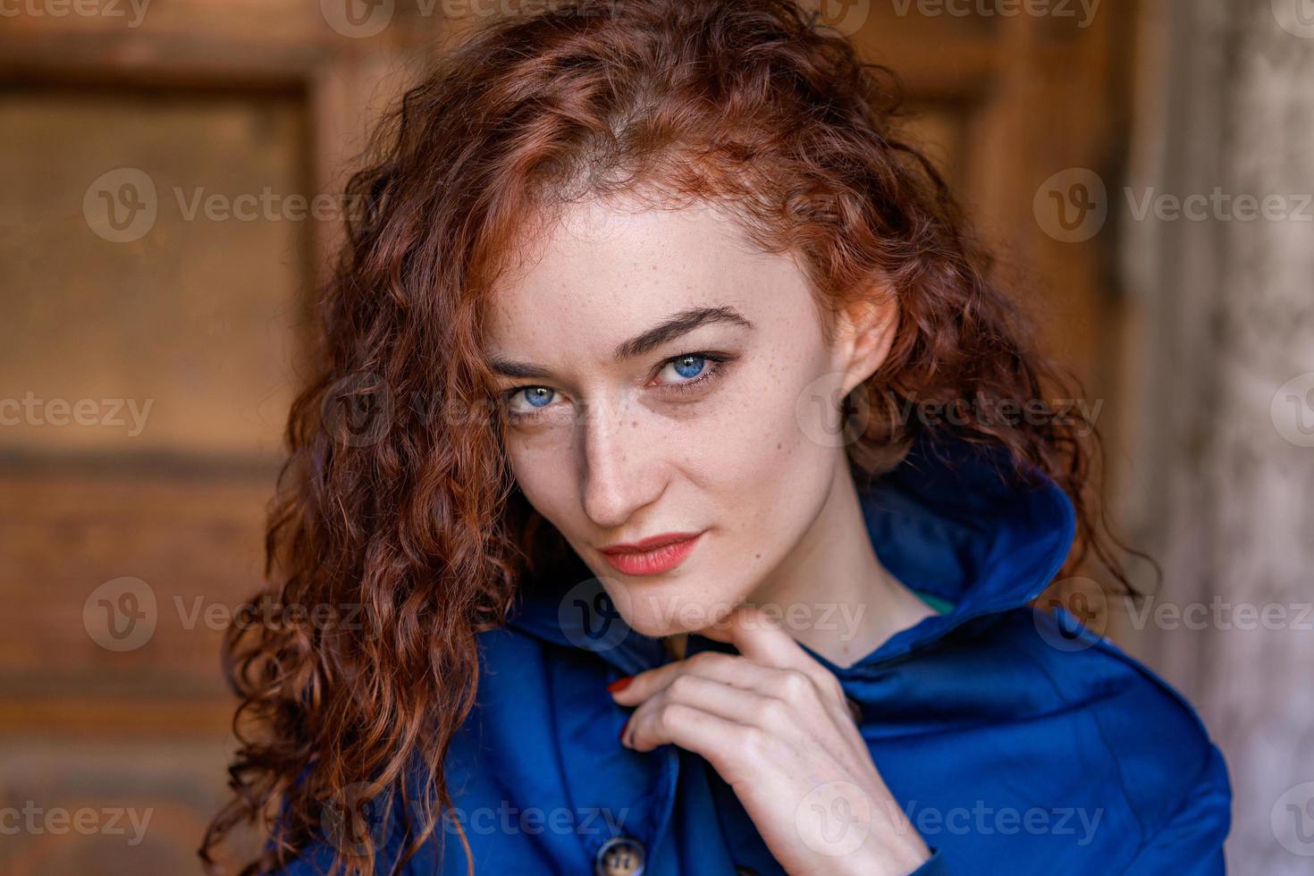 retrato de linda chica pelirroja, cabello ondulado y hermosos ojos foto