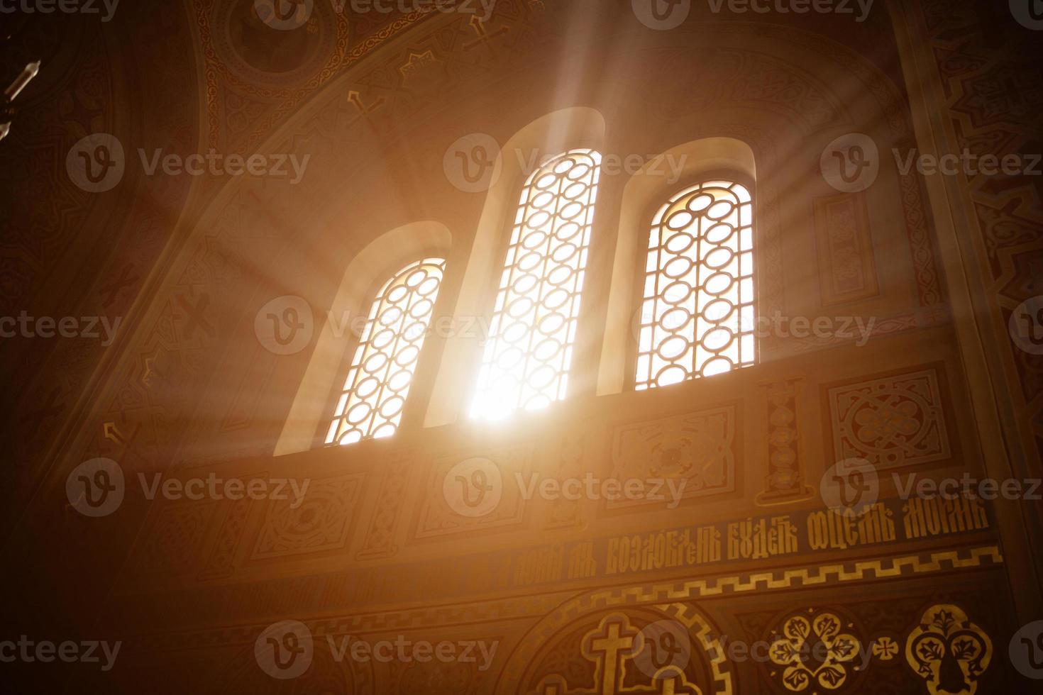 rayos de la luz del sol en la ventana del templo foto