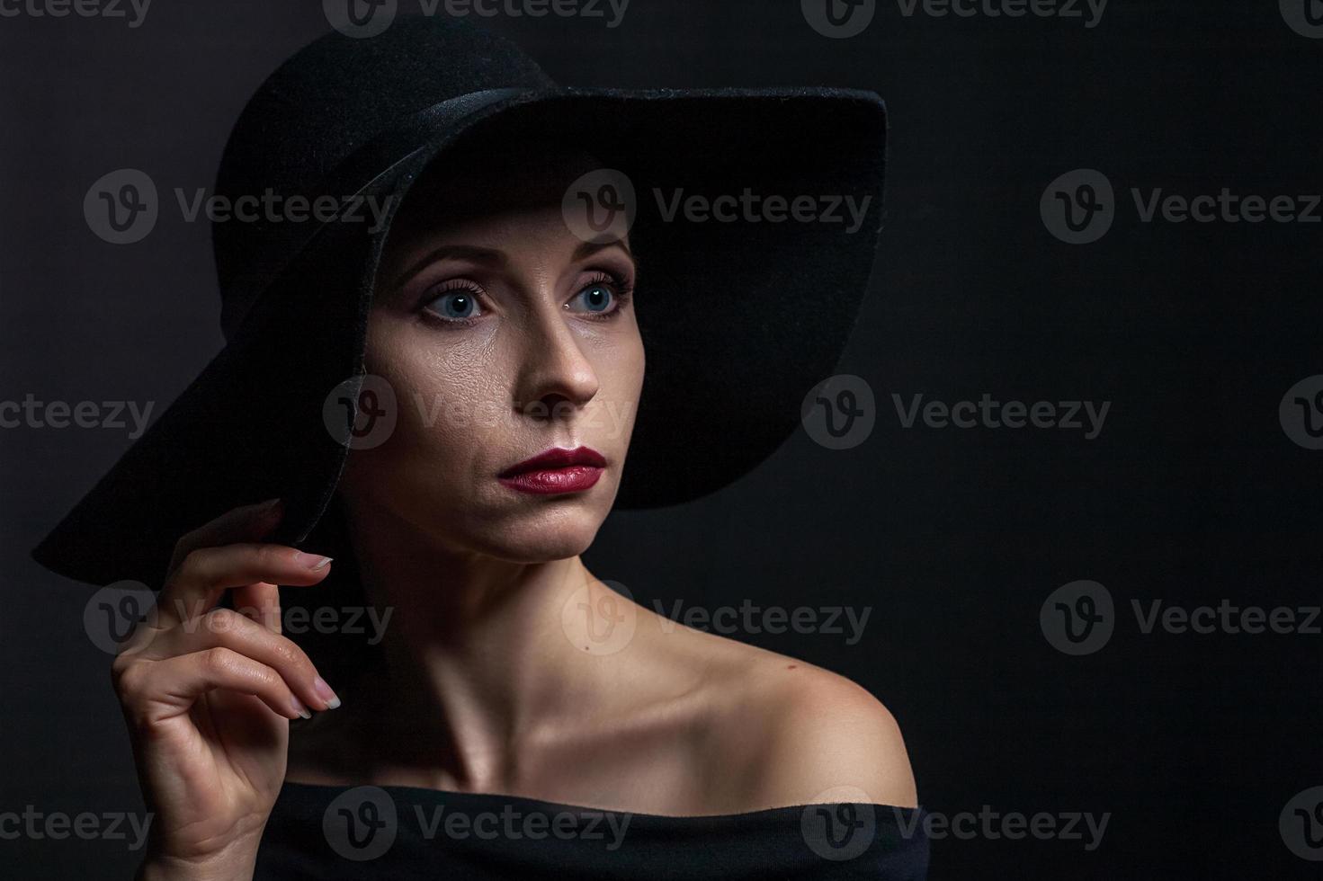 hermoso retrato de una mujer con un sombrero negro foto