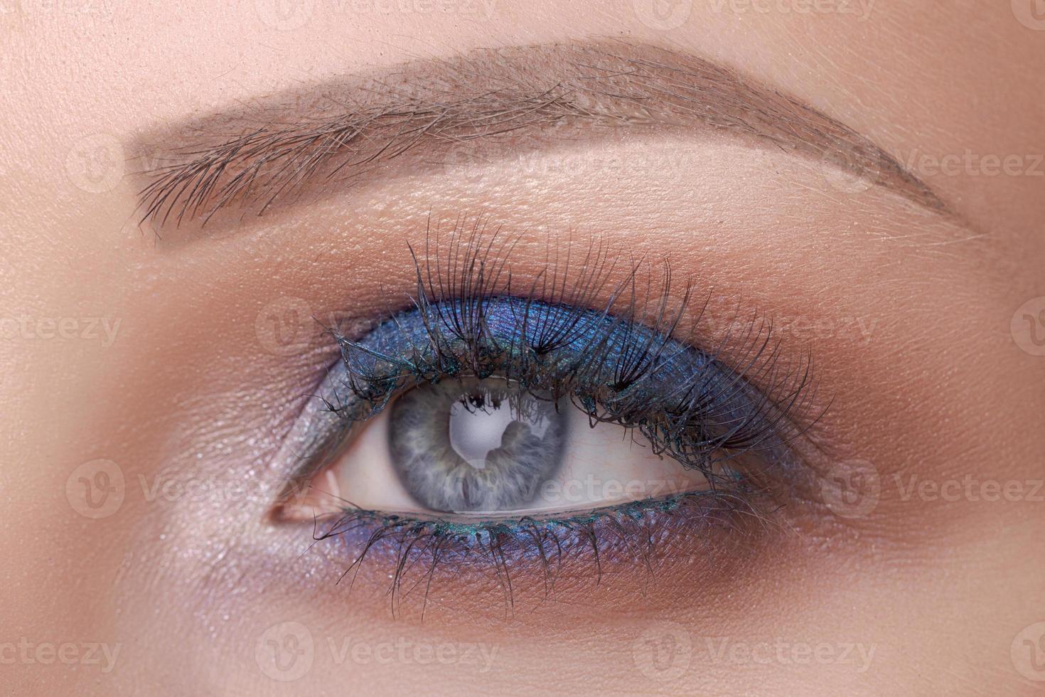 hermoso ojo azul de cerca, maquillaje brillante foto