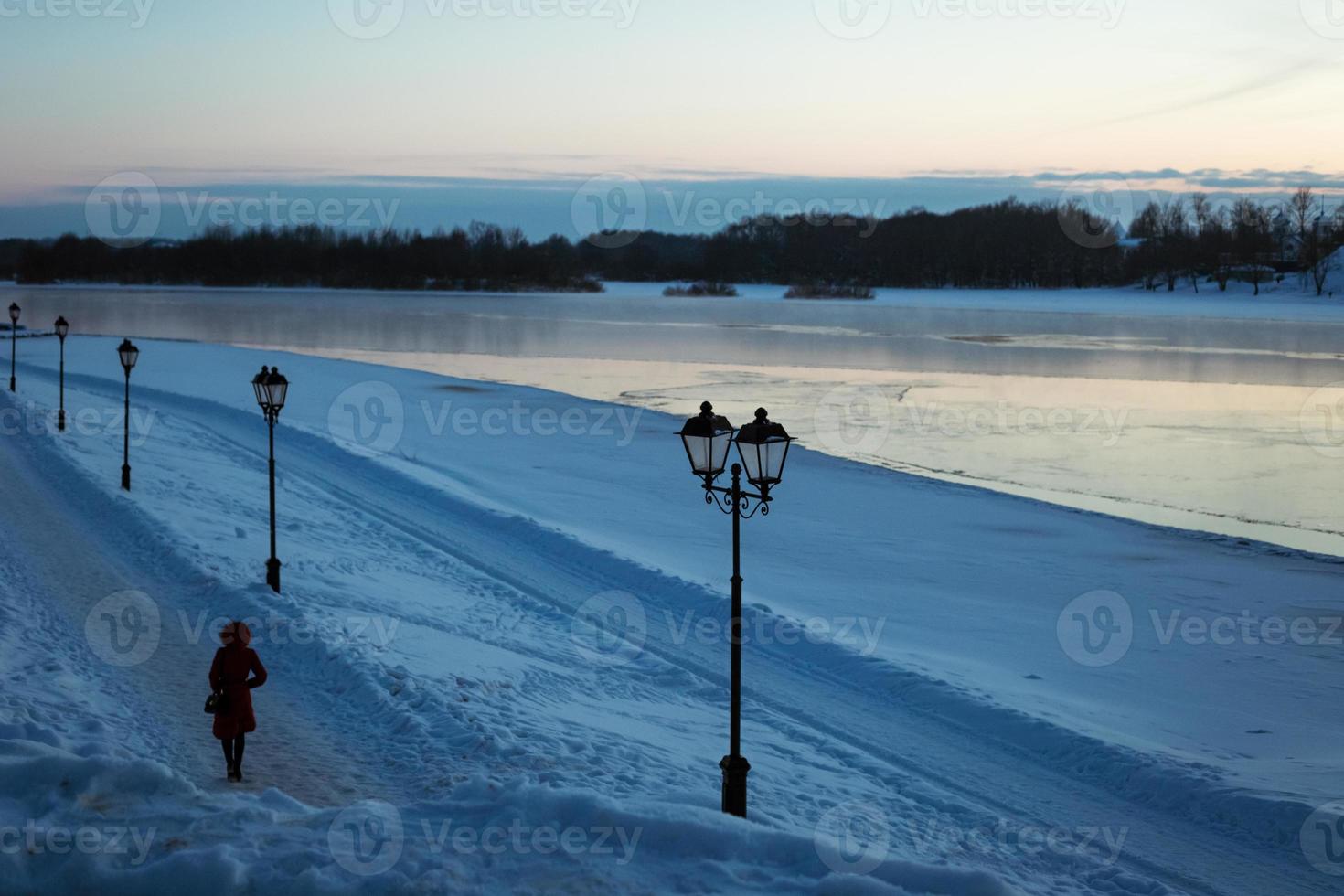 vista invernal del río con bordes helados y bancos cubiertos de nieve en invierno. agradable foto