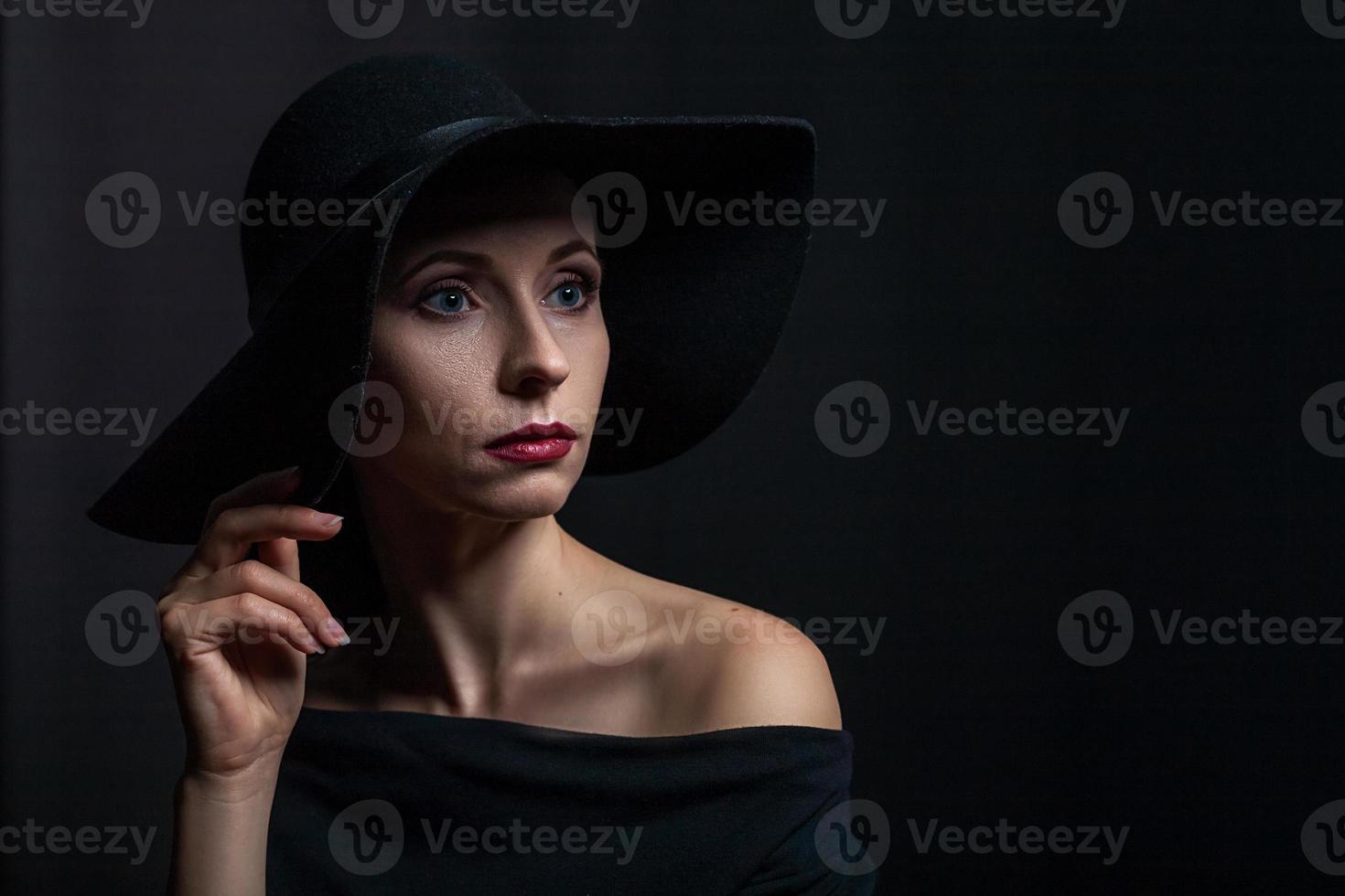 hermoso retrato de una mujer con un sombrero negro foto