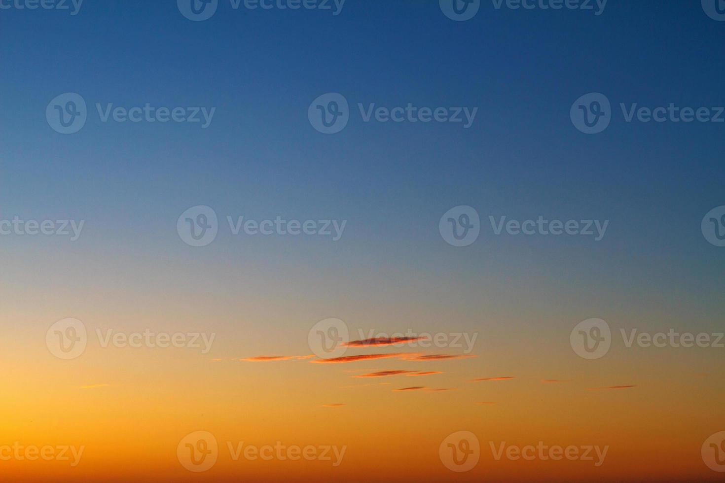 hermosas nubes de puesta de sol en el cielo sobre el mar, colores brillantes de puesta de sol foto