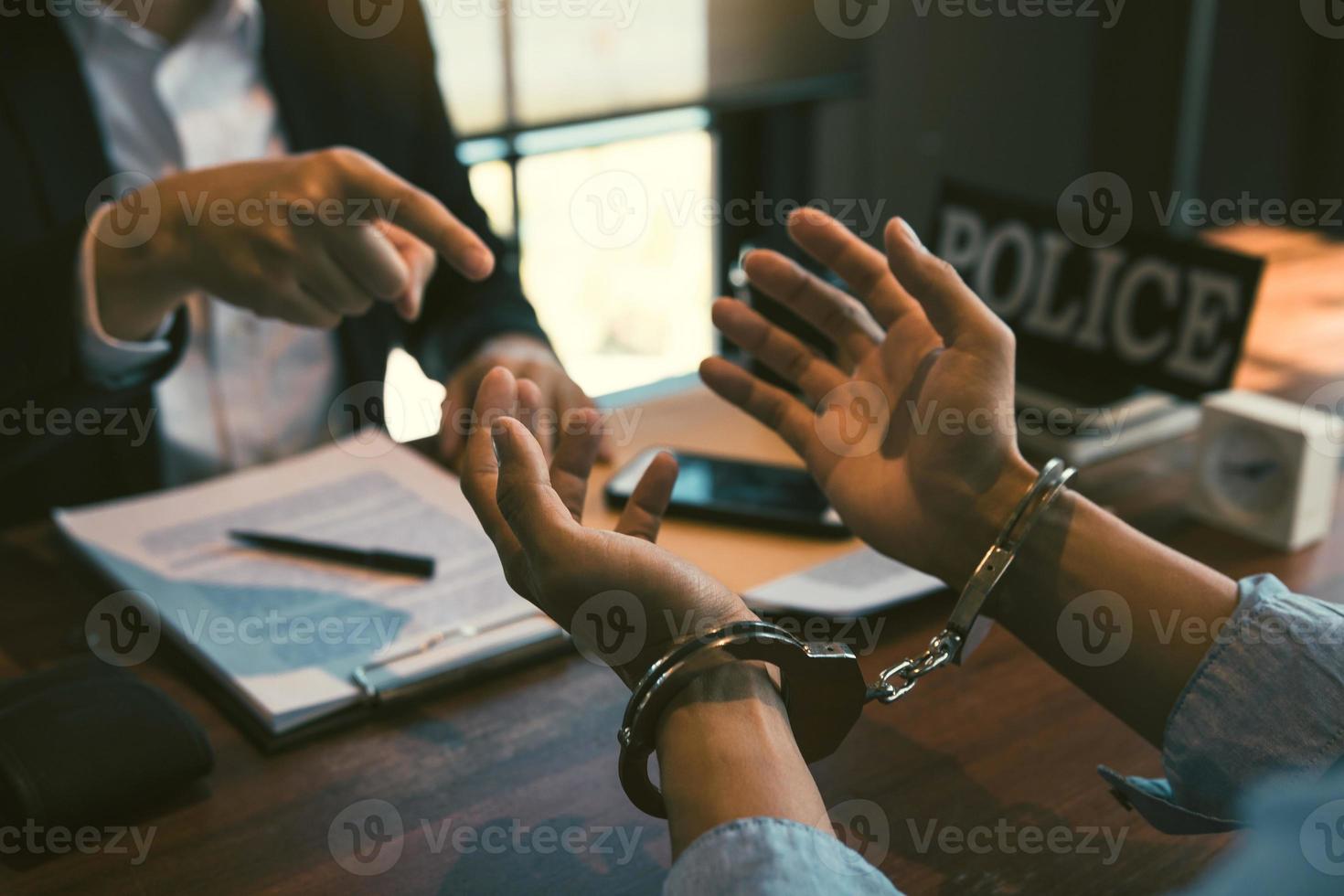 Police officers pointed to the handcuffs of offenders and talked about the offense of corruption charges. photo