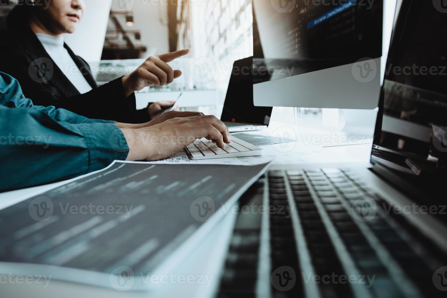 desarrollando tecnologías de programación y codificación trabajando en un software ingenieros desarrollando aplicaciones juntos en la oficina. foto