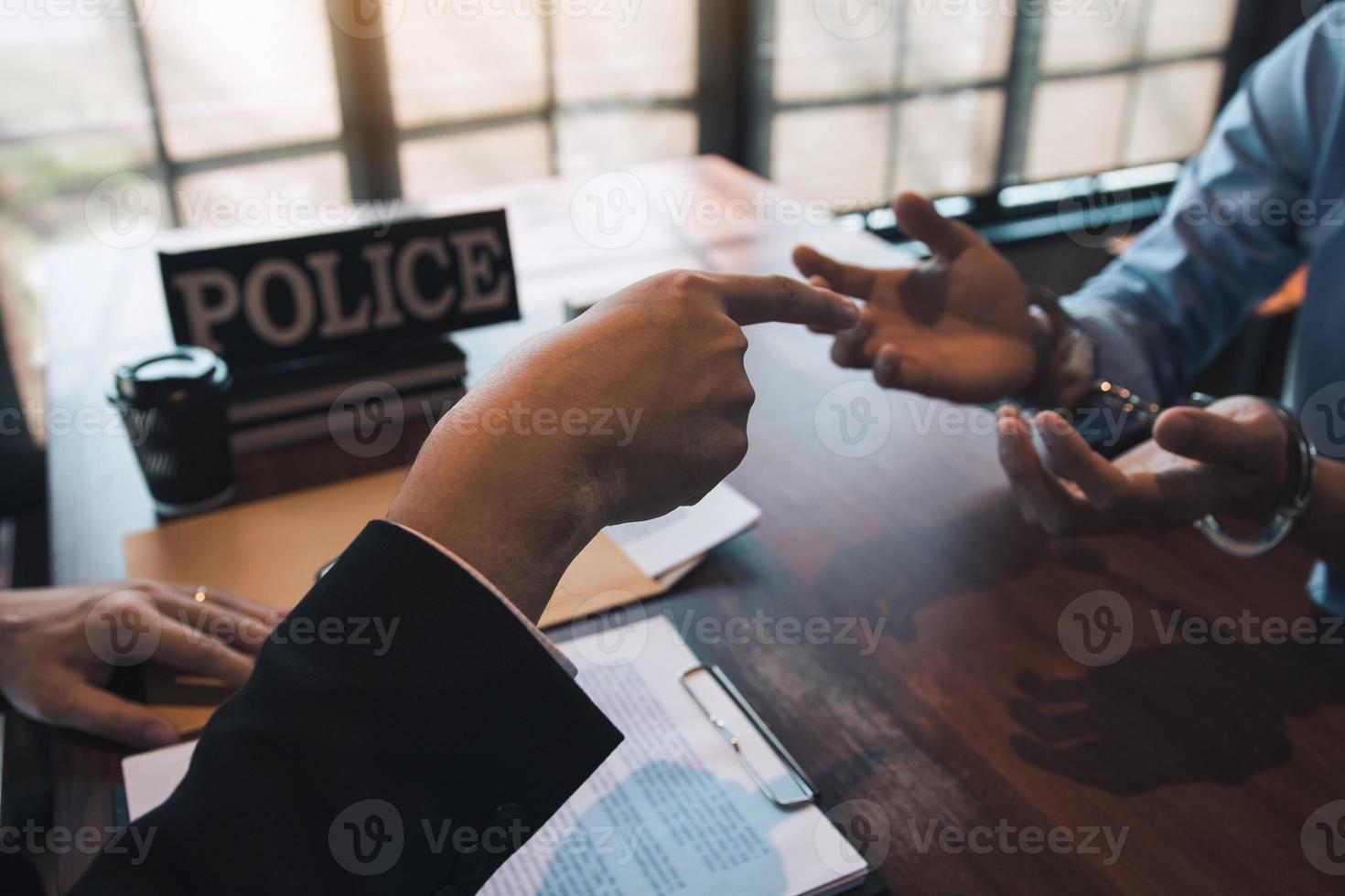 Police officers pointed to the handcuffs of offenders and talked about the offense of corruption charges. photo