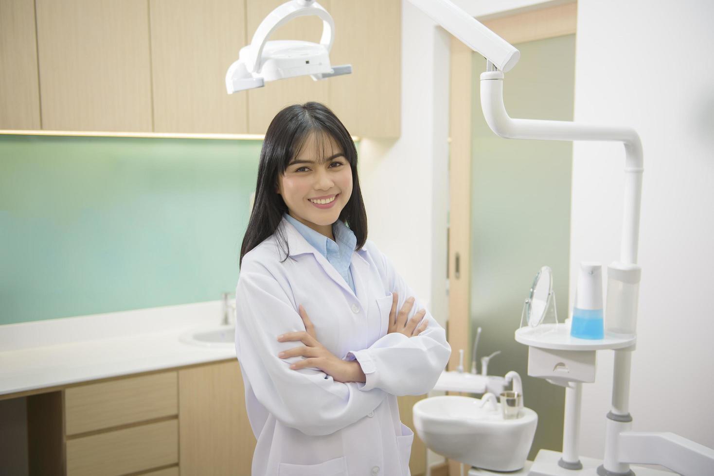 retrato de mujer dentista trabajando en clínica dental, revisión de dientes y concepto de dientes sanos foto