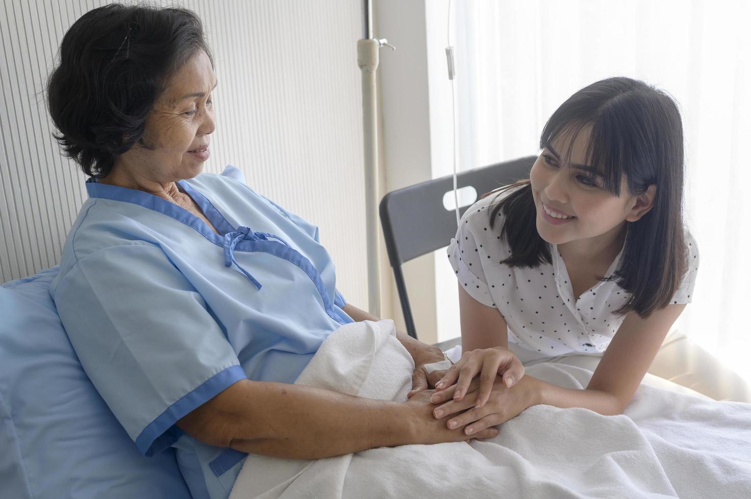 mujer paciente mayor y su hija solidaria en el concepto de hospital, salud y seguro. foto