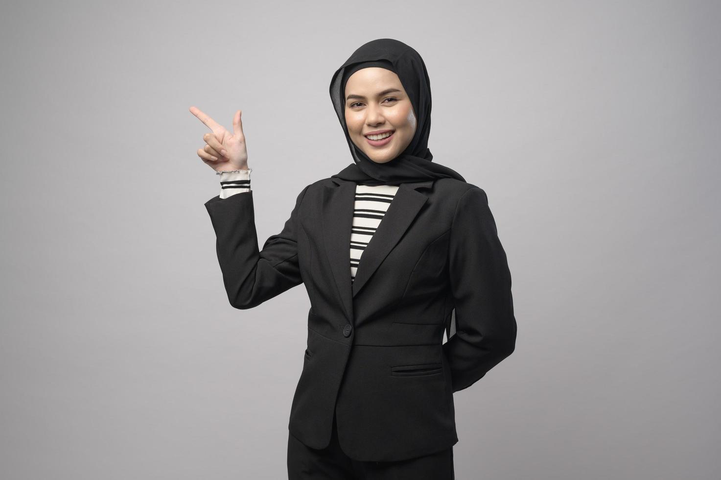 hermosa mujer de negocios con retrato de hiyab sobre fondo blanco foto
