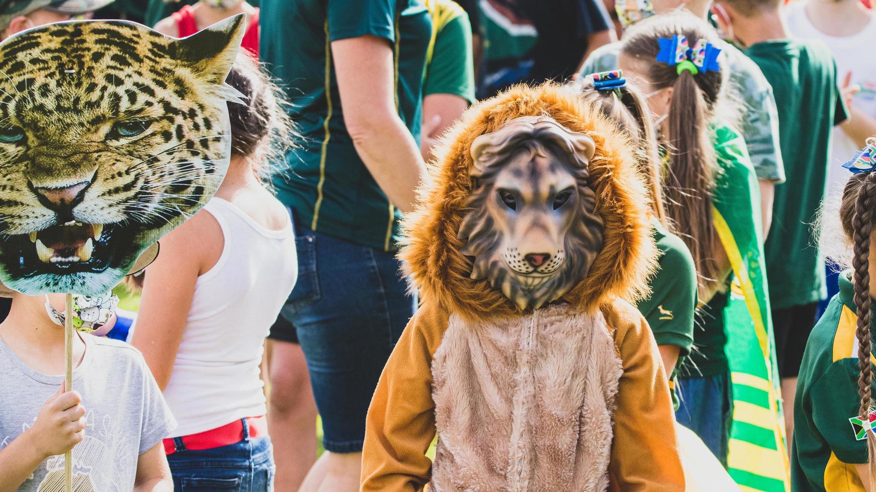 niño disfrazado de león foto