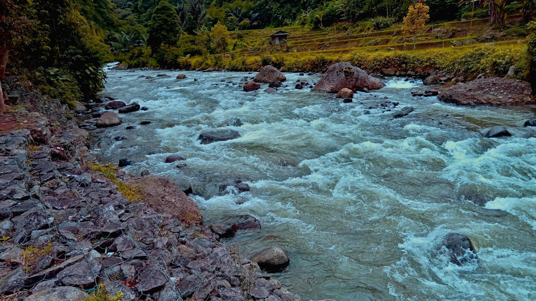 el río fluye bajo el valle foto