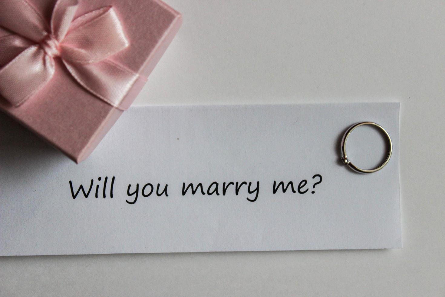 proposal to marry in the form of a note photo