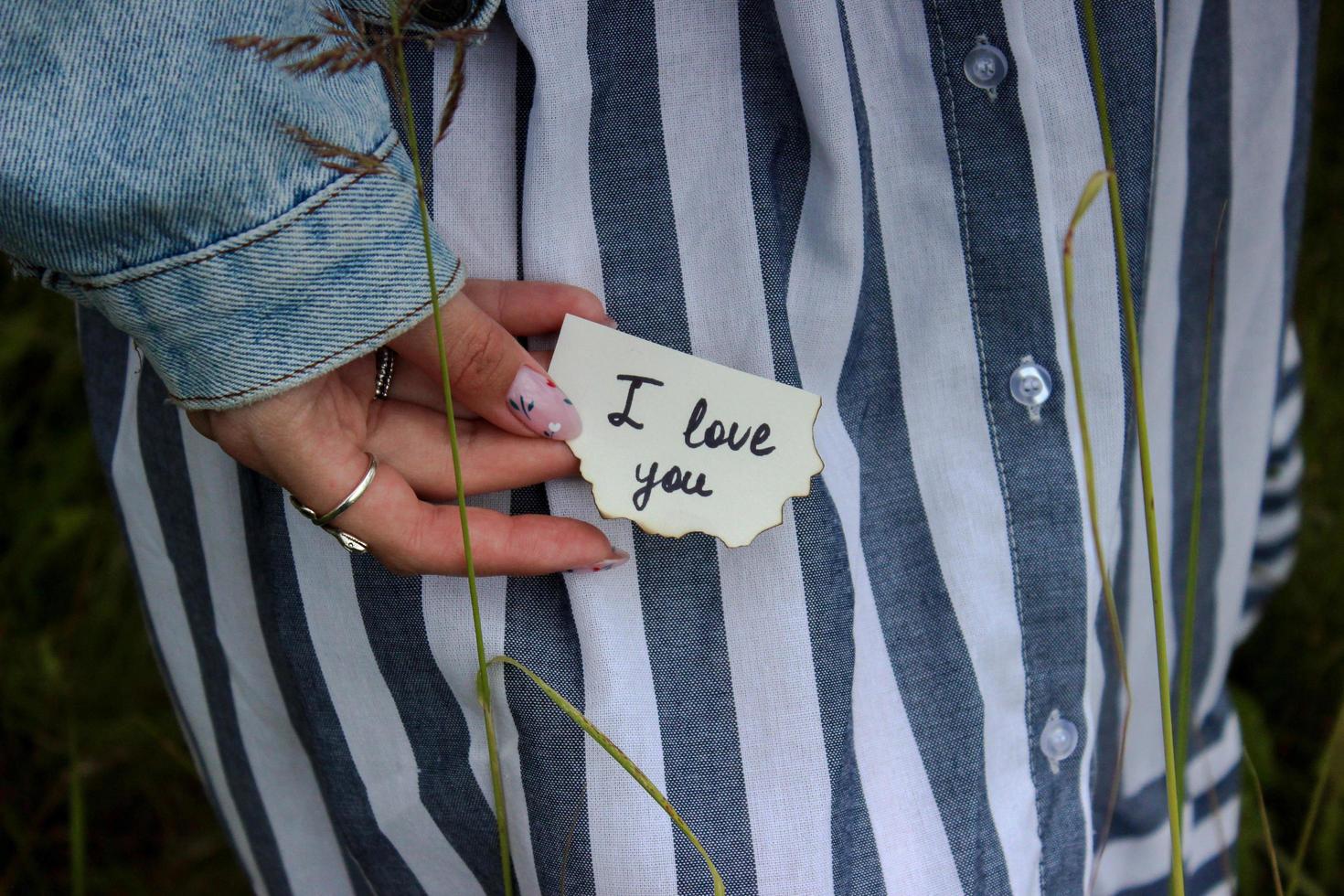 girl's hand with a love note photo