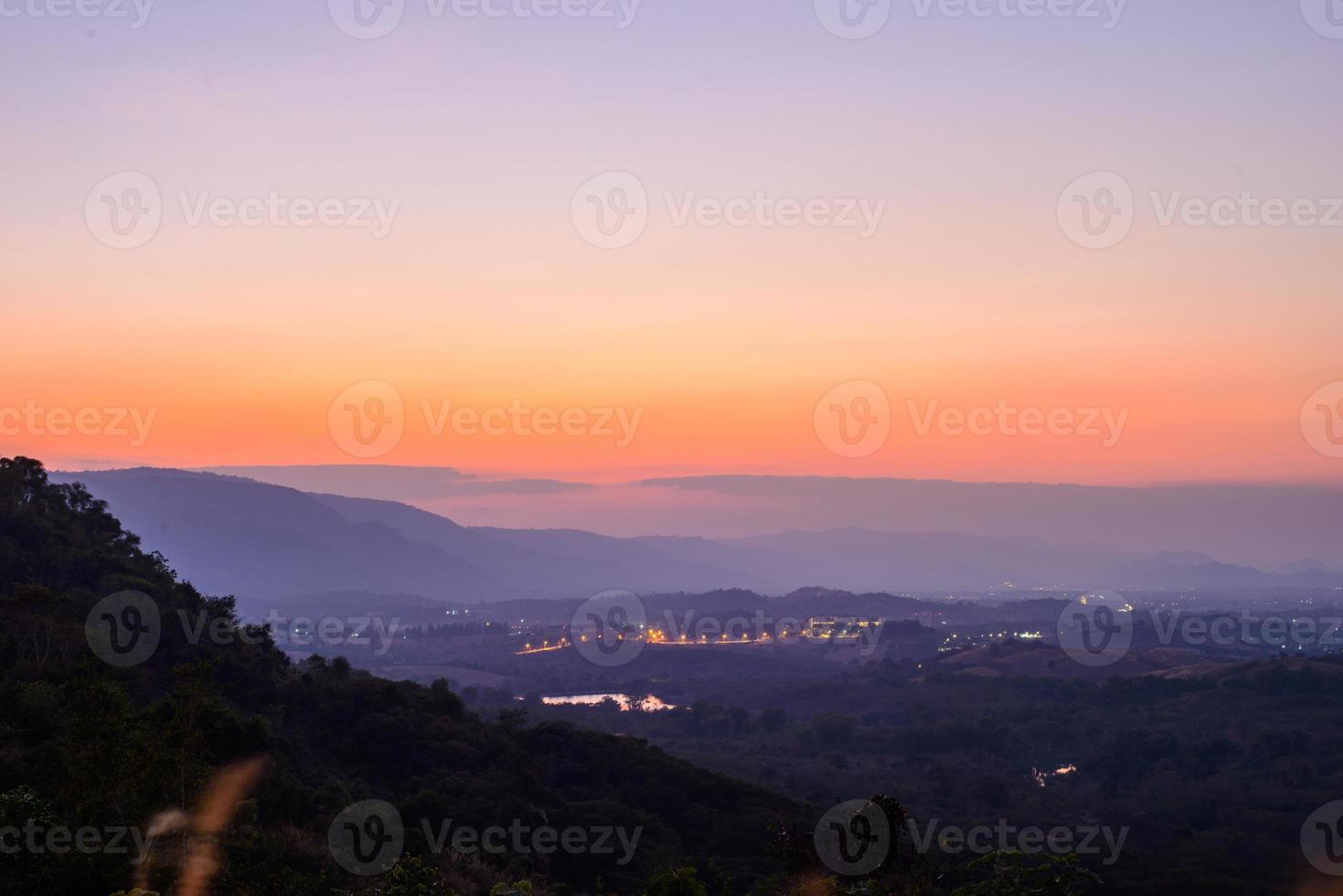 cielo crepuscular con montaña de silueta en el parque nacional khao yai. foto