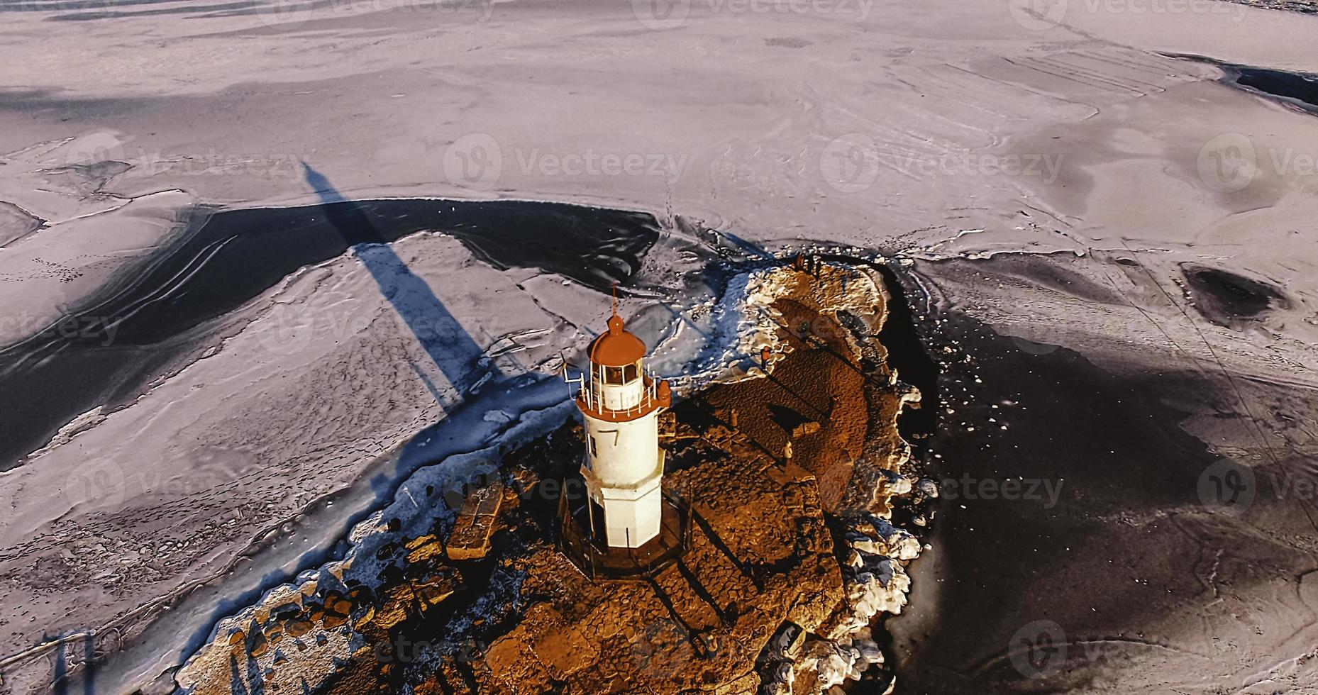 faro de mar en el asador de roca tokarevskaya koshka, en invierno. foto