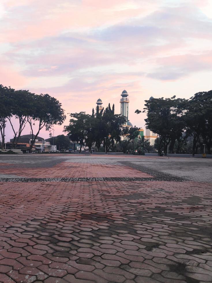 la vista de la plaza de la ciudad de bekasi bajo el cielo crepuscular foto