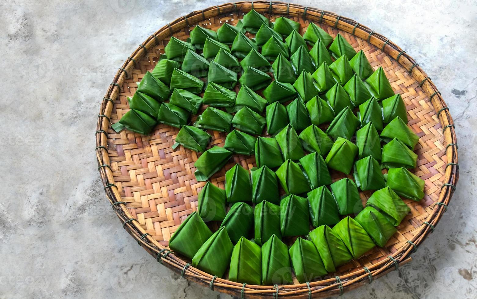 postre de pirámide de masa rellena para el festival de año nuevo chino. kanom tian foto