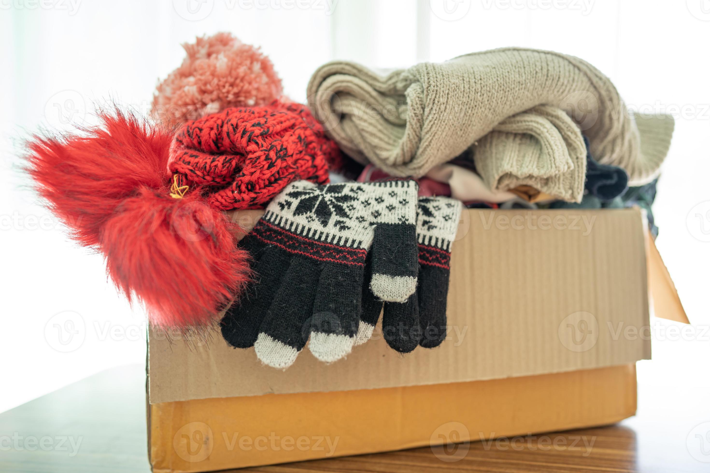 caja de donación con ropa usada en casa para apoyar la ayuda a los pobres  del mundo. 27534993 Foto de stock en Vecteezy