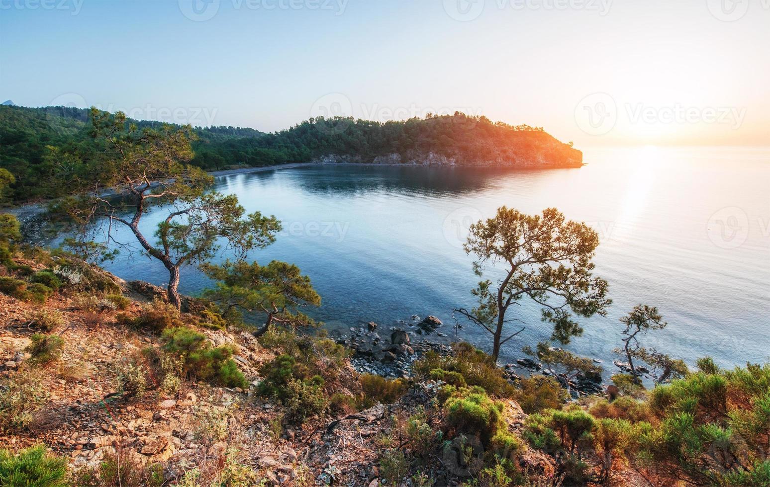 ola de mar azul del mediterráneo en la costa turca en el eveni foto