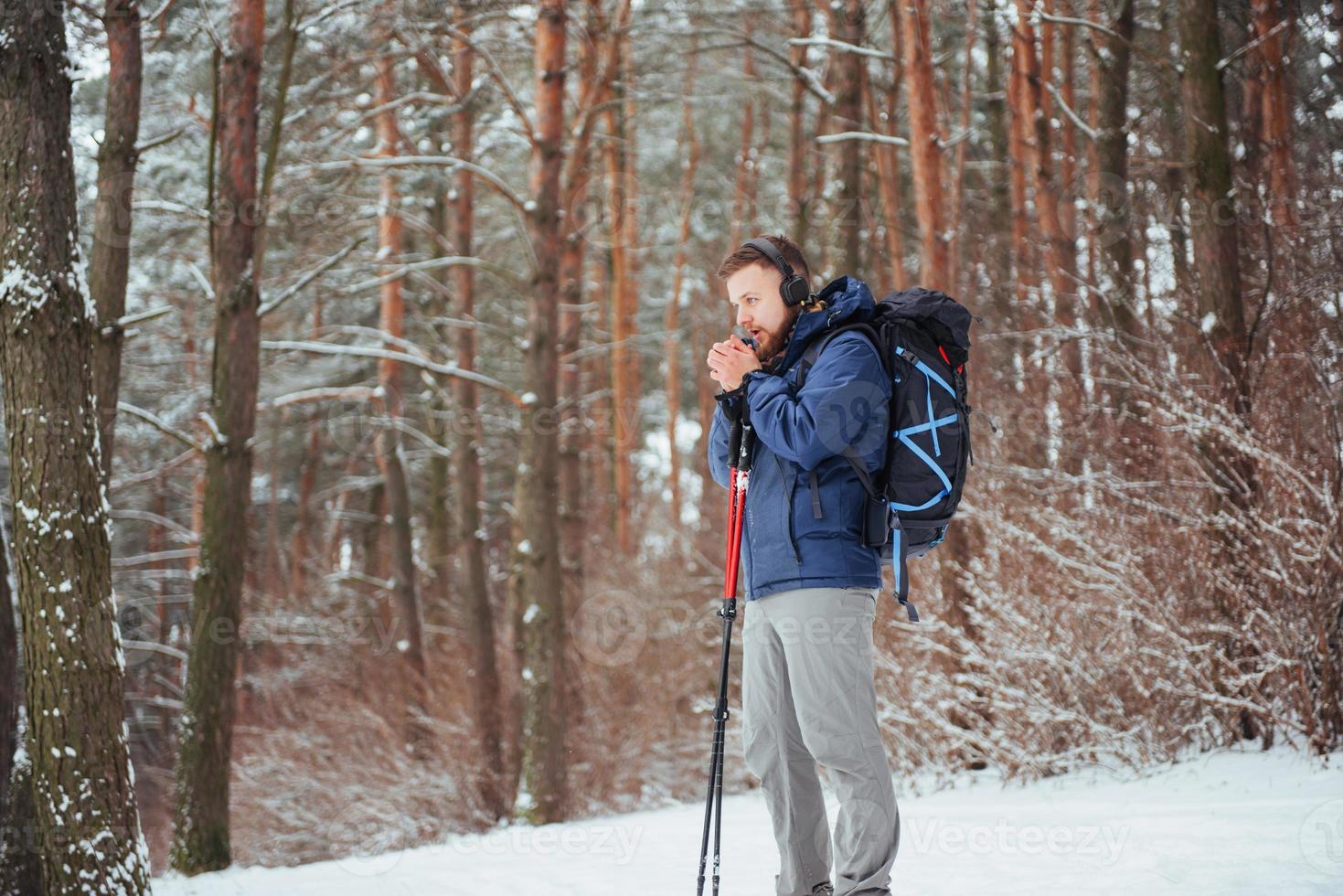 hombre viajero con mochila senderismo viajes estilo de vida aventura concepto vacaciones activas al aire libre. hermoso paisaje bosque foto