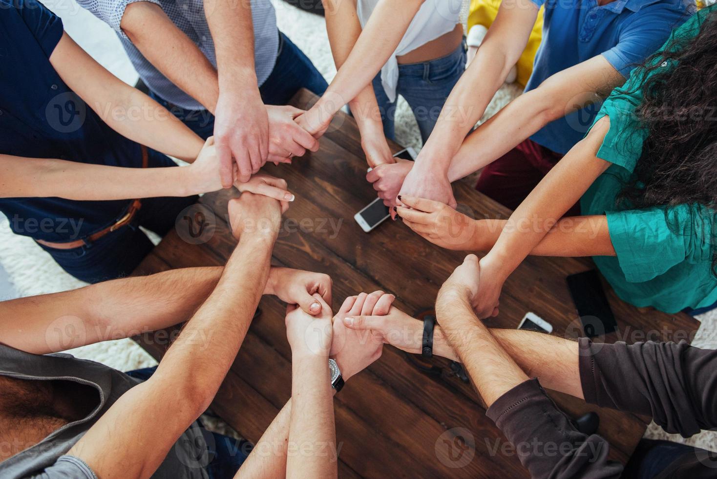 grupo de diversas manos juntas uniéndose. concepto de trabajo en equipo y amistad foto