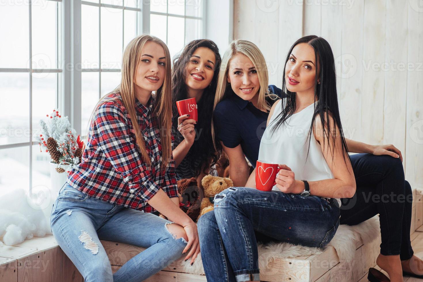 grupo de jóvenes hermosos que disfrutan de una conversación y beben café, las mejores amigas juntas divirtiéndose, planteando un concepto de estilo de vida emocional foto