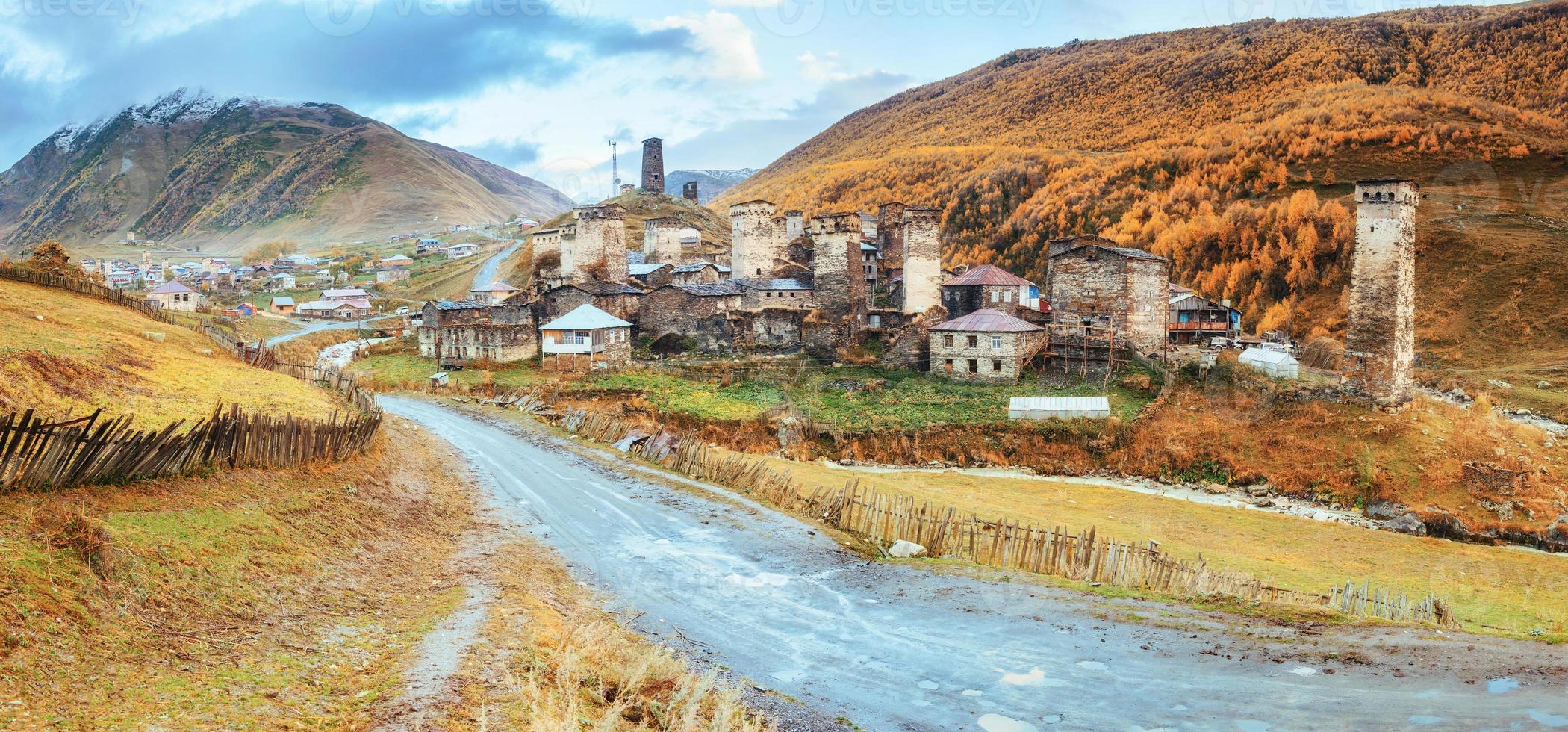 fantástica belleza de la ciudad entre las montañas en georgia europa foto