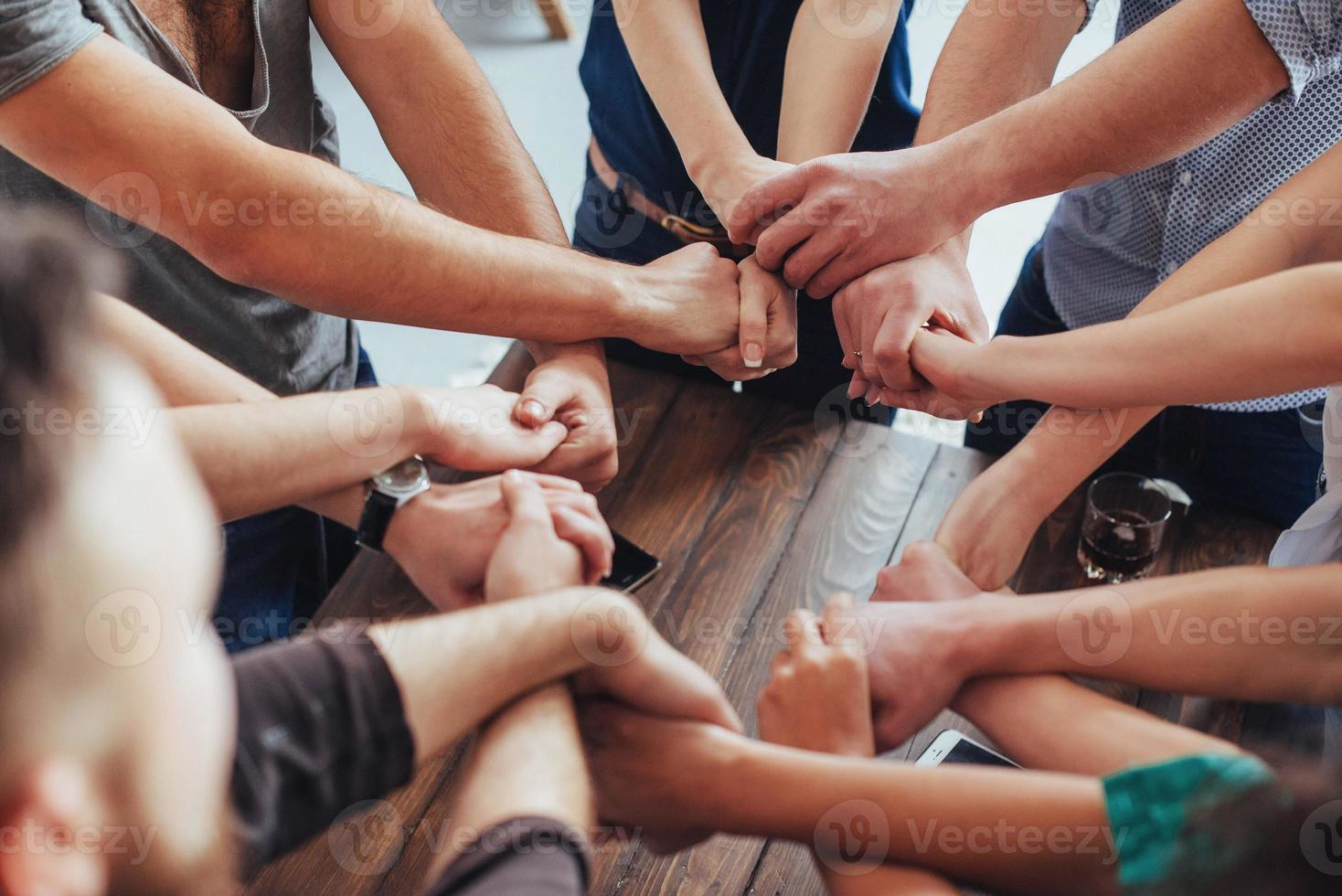 grupo de diversas manos juntas uniéndose. concepto de trabajo en equipo y amistad foto