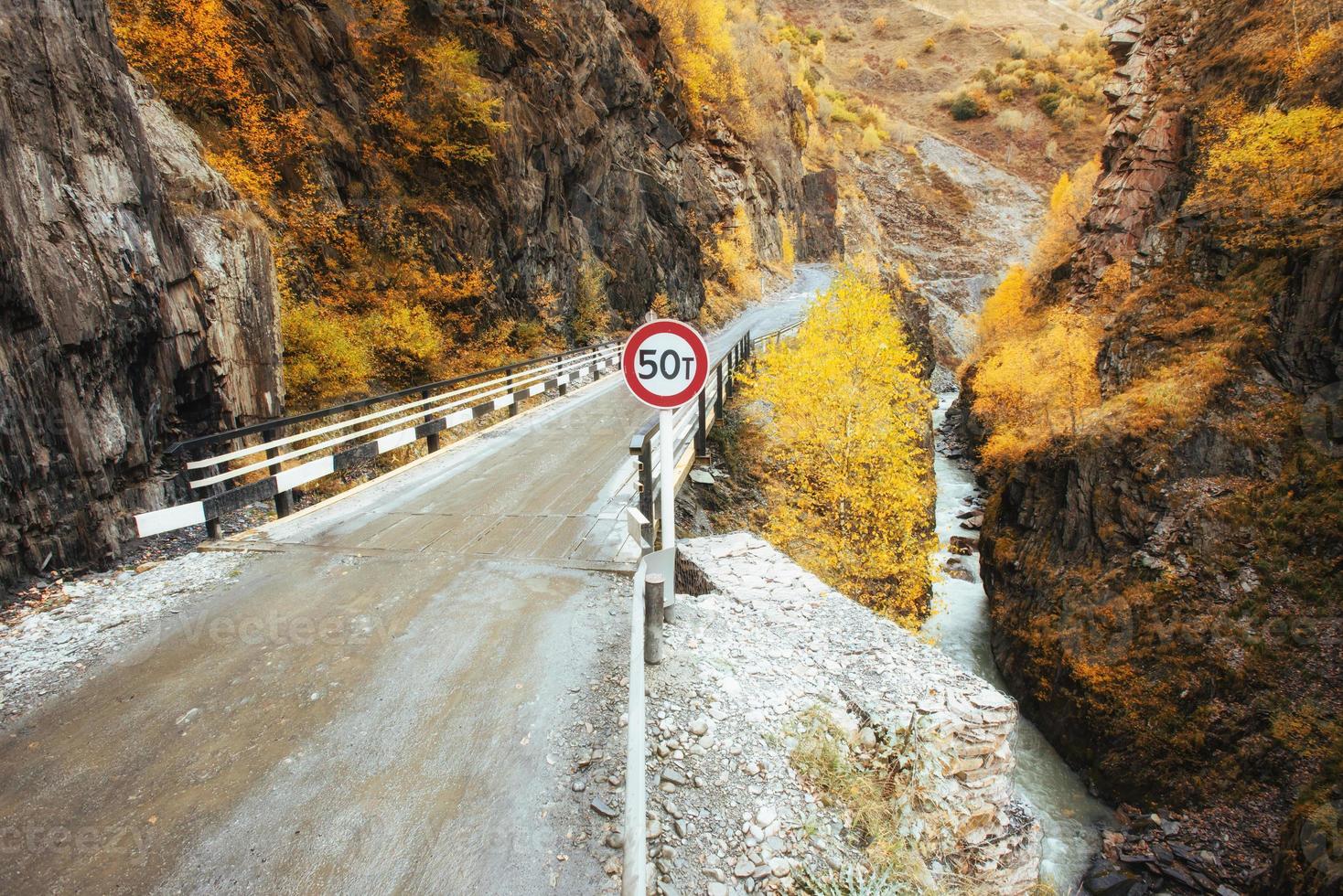 paisaje dorado de otoño entre las montañas rocosas de georgia. camino de piedra Europa foto