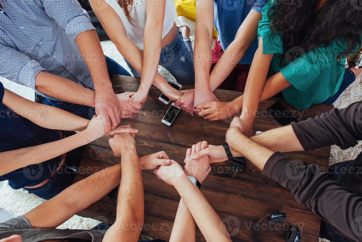 grupo de diversas manos juntas uniéndose. concepto de trabajo en equipo y amistad foto